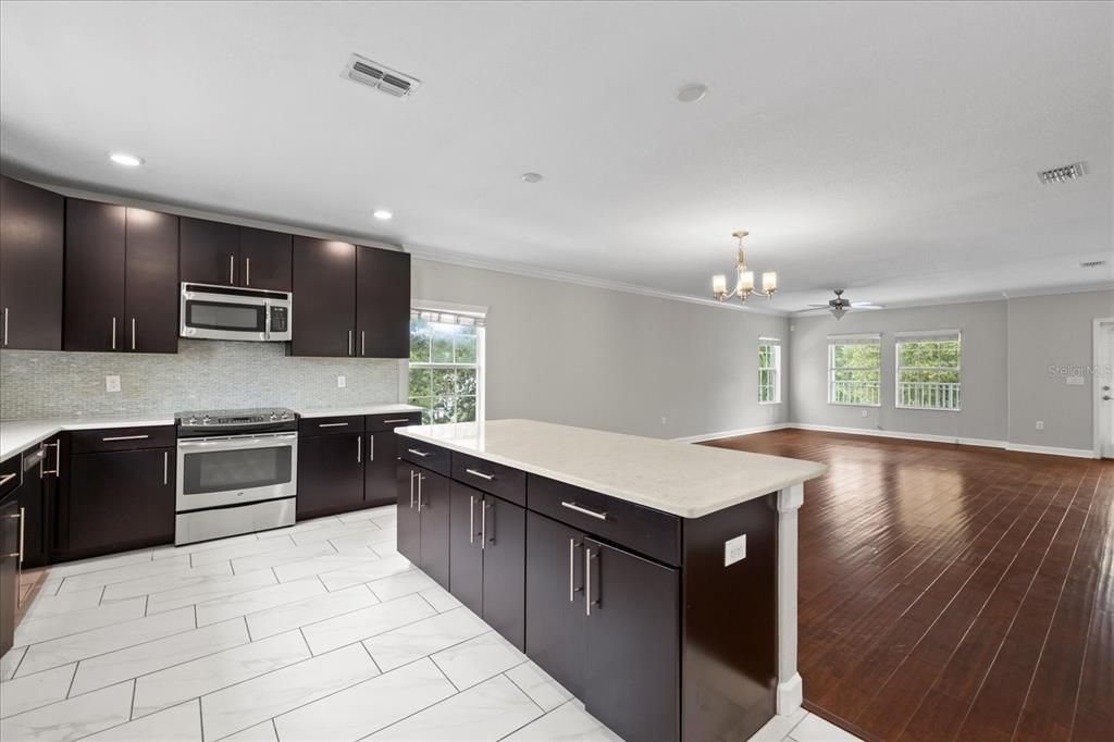 Activo con contrato: $655,000 (4 camas, 3 baños, 2226 Pies cuadrados)