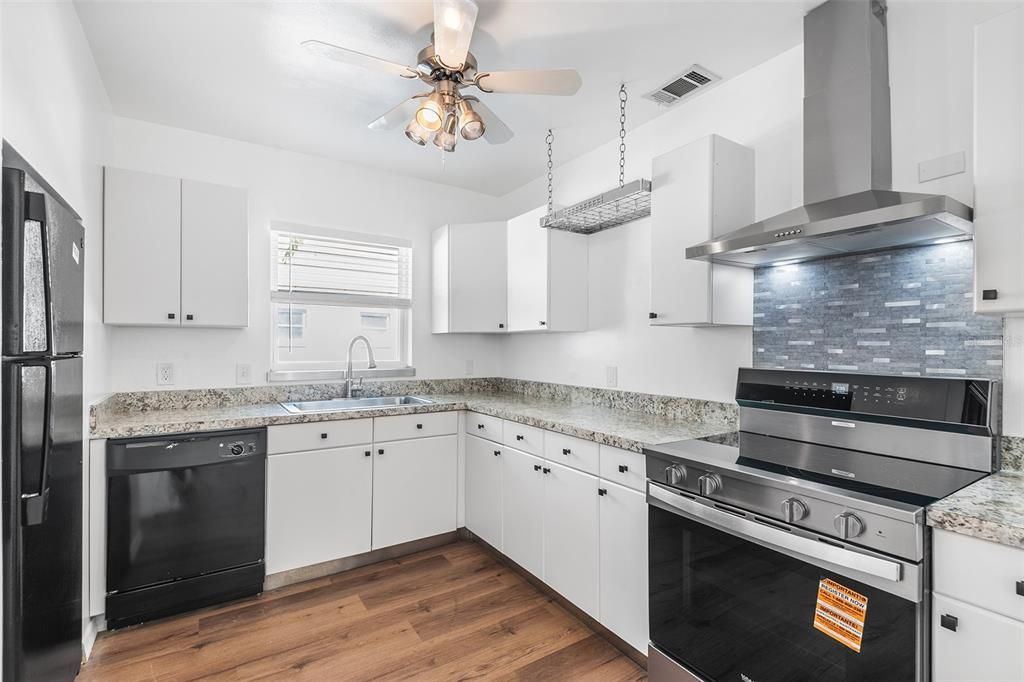 For Rent: $2,700 (3 beds, 1 baths, 1158 Square Feet)