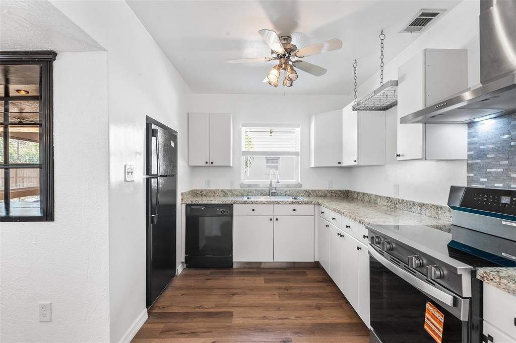 For Rent: $2,700 (3 beds, 1 baths, 1158 Square Feet)