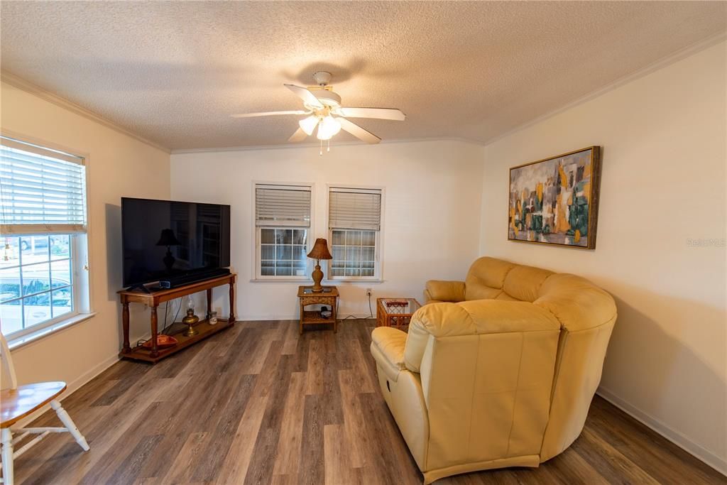 待售: $280,000 (2 贝兹, 2 浴室, 1296 平方英尺)