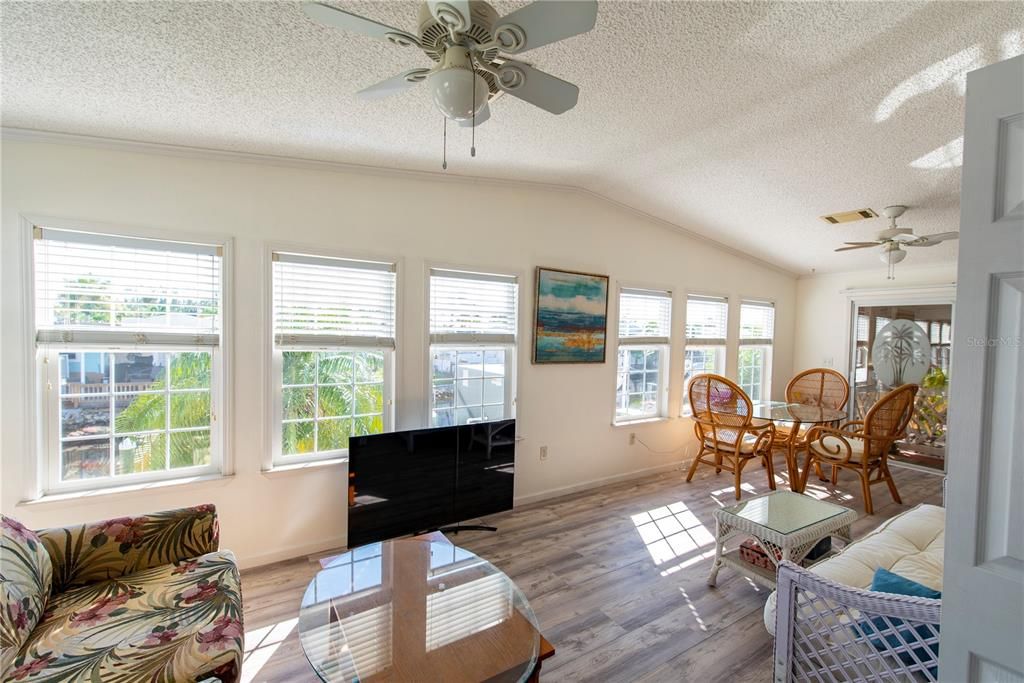 待售: $280,000 (2 贝兹, 2 浴室, 1296 平方英尺)