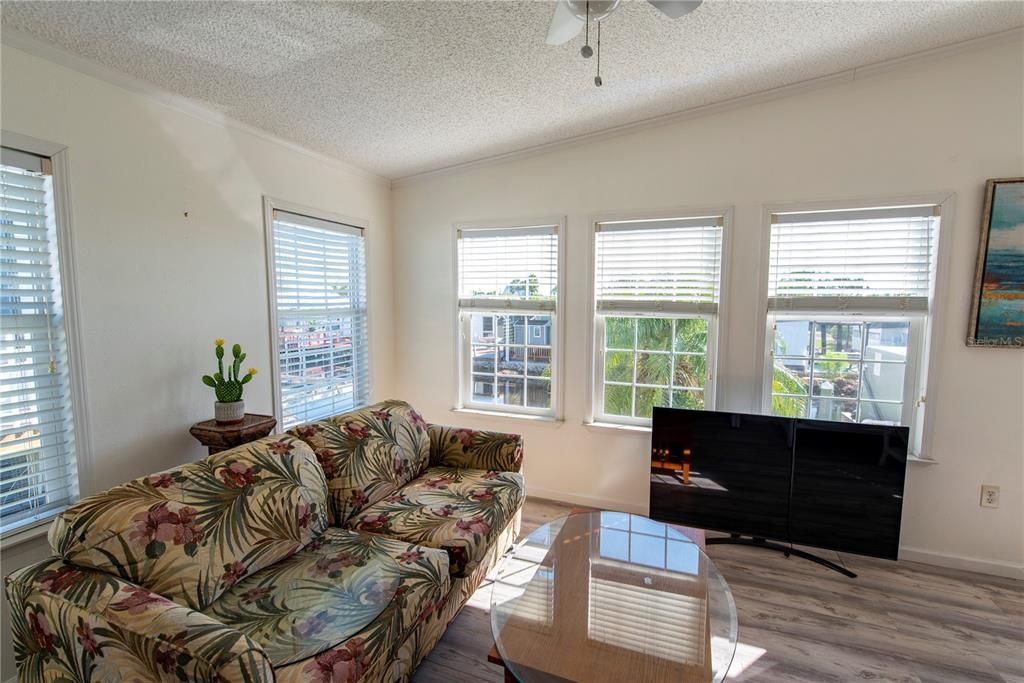 待售: $280,000 (2 贝兹, 2 浴室, 1296 平方英尺)