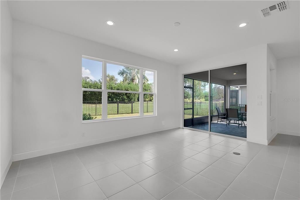 合同活跃: $379,000 (2 贝兹, 2 浴室, 1686 平方英尺)