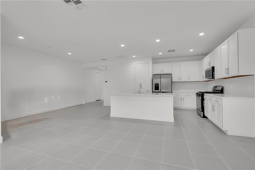 合同活跃: $379,000 (2 贝兹, 2 浴室, 1686 平方英尺)