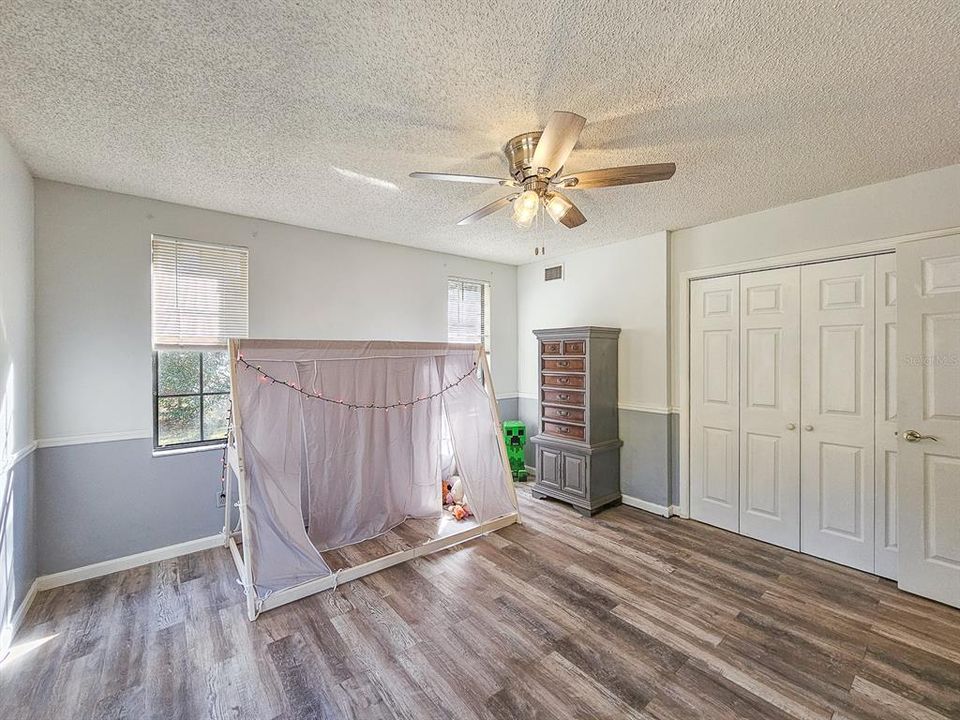 Под контрактом: $464,900 (4 спален, 3 ванн, 2644 Квадратных фут)