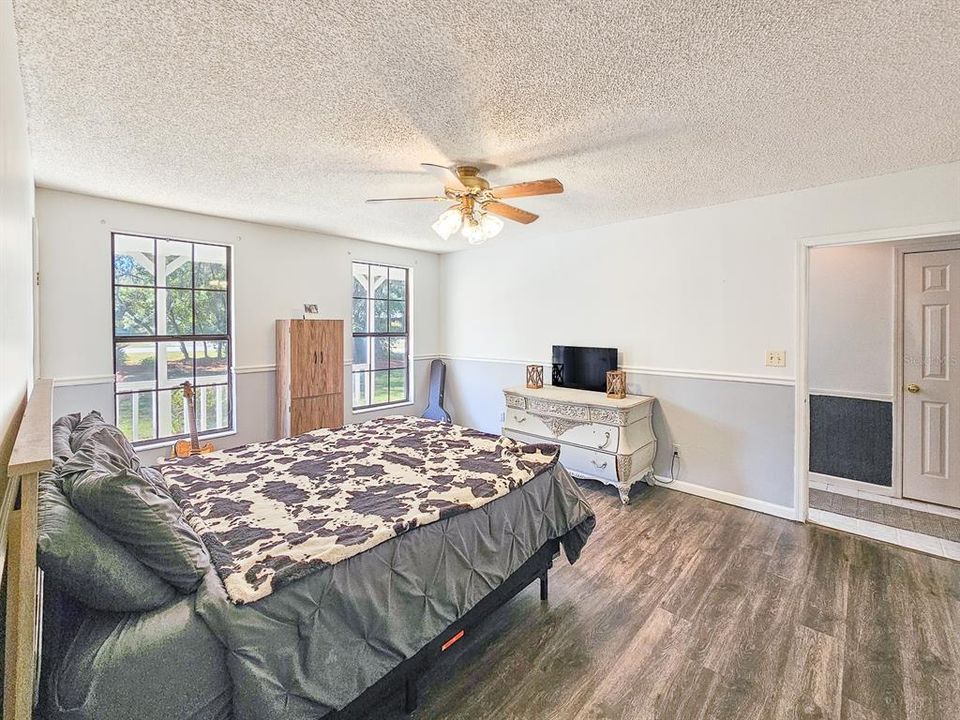 Под контрактом: $464,900 (4 спален, 3 ванн, 2644 Квадратных фут)