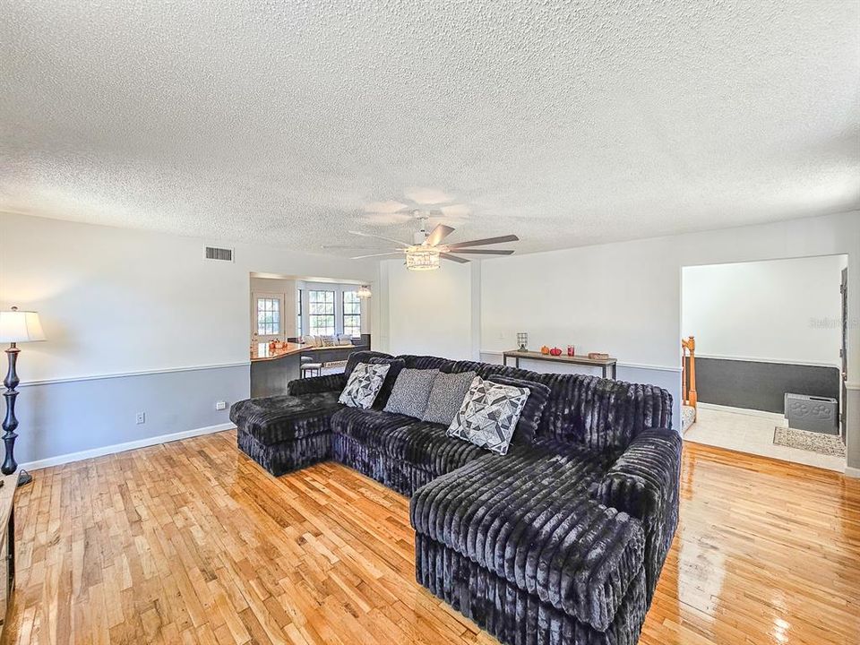 Под контрактом: $464,900 (4 спален, 3 ванн, 2644 Квадратных фут)