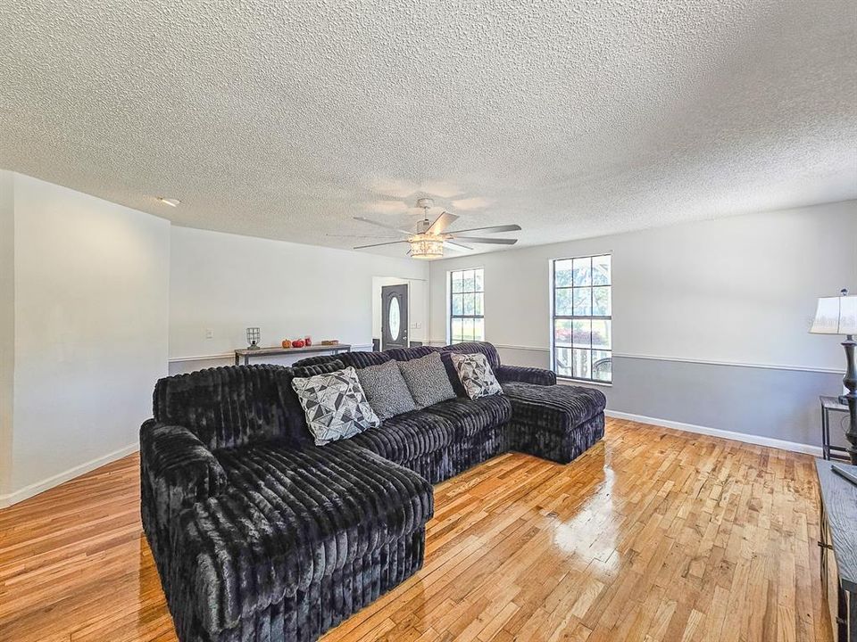 Под контрактом: $464,900 (4 спален, 3 ванн, 2644 Квадратных фут)