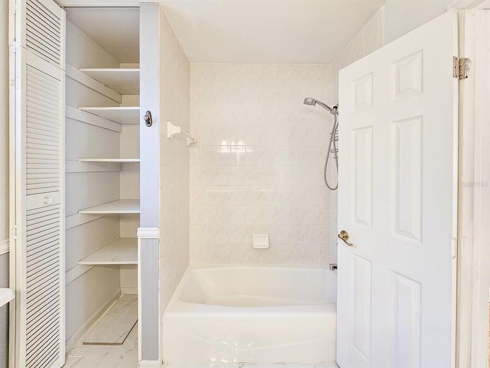 Под контрактом: $464,900 (4 спален, 3 ванн, 2644 Квадратных фут)