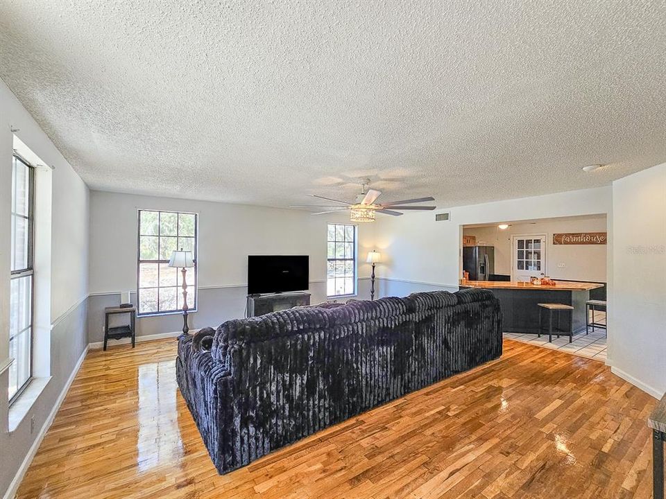 Под контрактом: $464,900 (4 спален, 3 ванн, 2644 Квадратных фут)