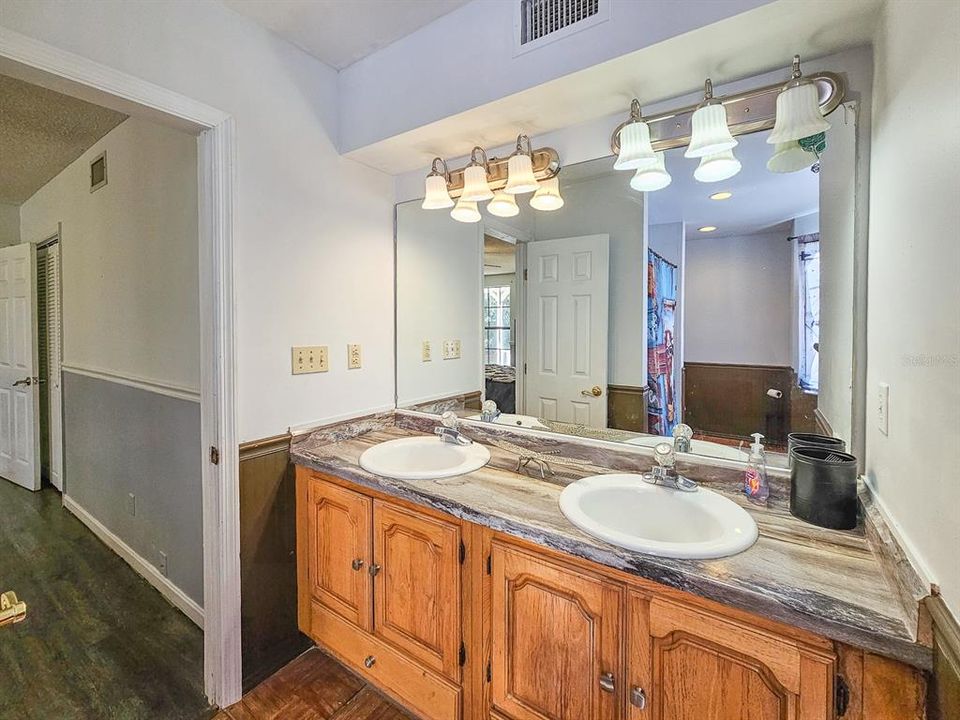 Под контрактом: $464,900 (4 спален, 3 ванн, 2644 Квадратных фут)