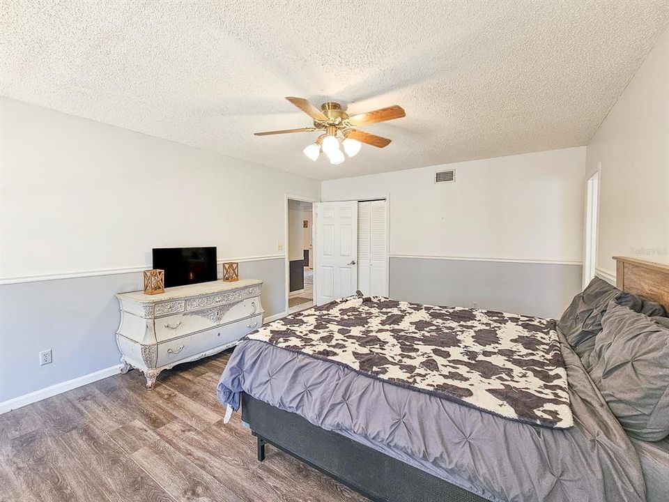 Под контрактом: $464,900 (4 спален, 3 ванн, 2644 Квадратных фут)