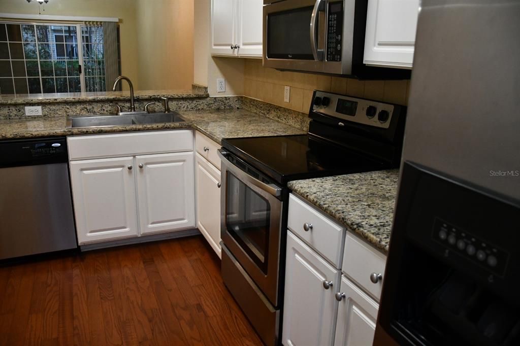 На продажу: $199,900 (2 спален, 2 ванн, 1275 Квадратных фут)