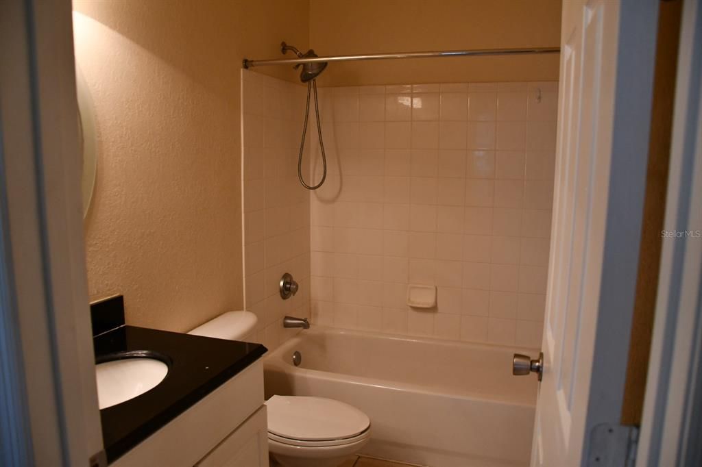 На продажу: $199,900 (2 спален, 2 ванн, 1275 Квадратных фут)