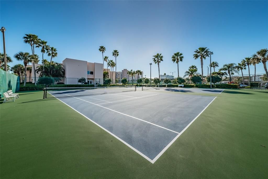 For Sale: $320,000 (2 beds, 2 baths, 1110 Square Feet)