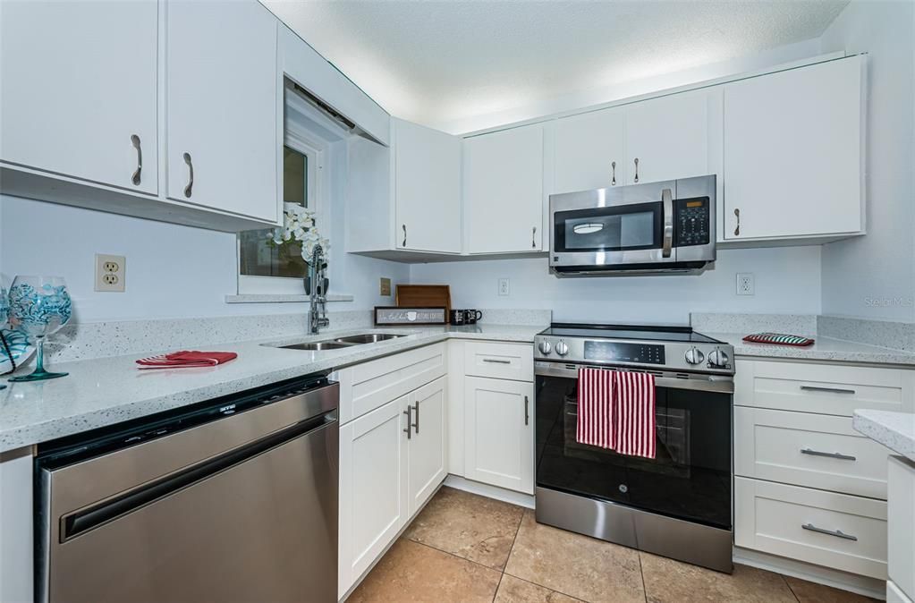 For Sale: $320,000 (2 beds, 2 baths, 1110 Square Feet)