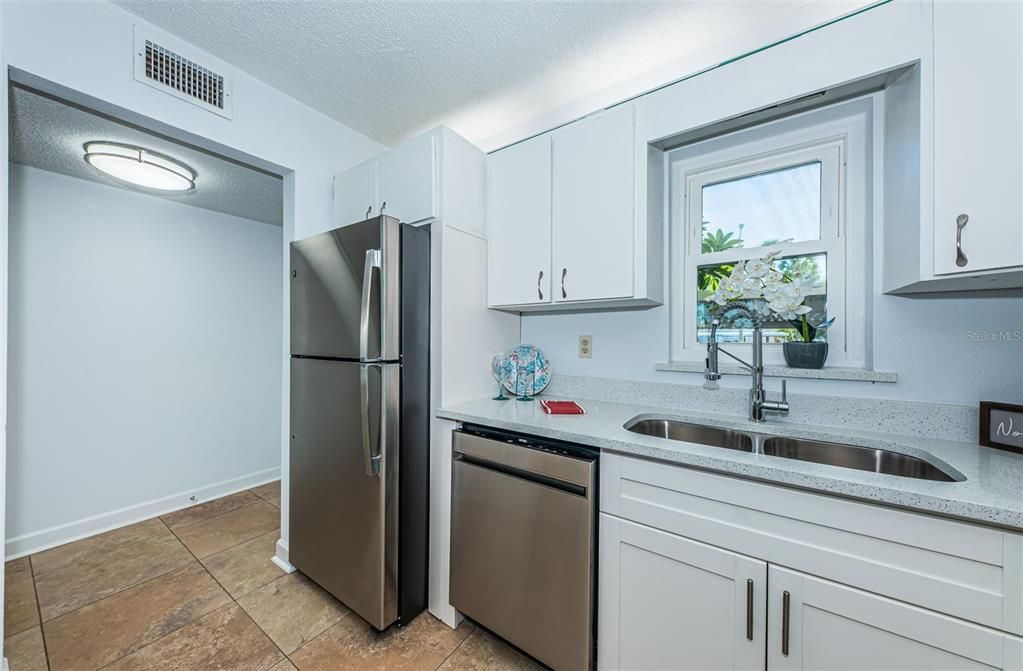 For Sale: $320,000 (2 beds, 2 baths, 1110 Square Feet)