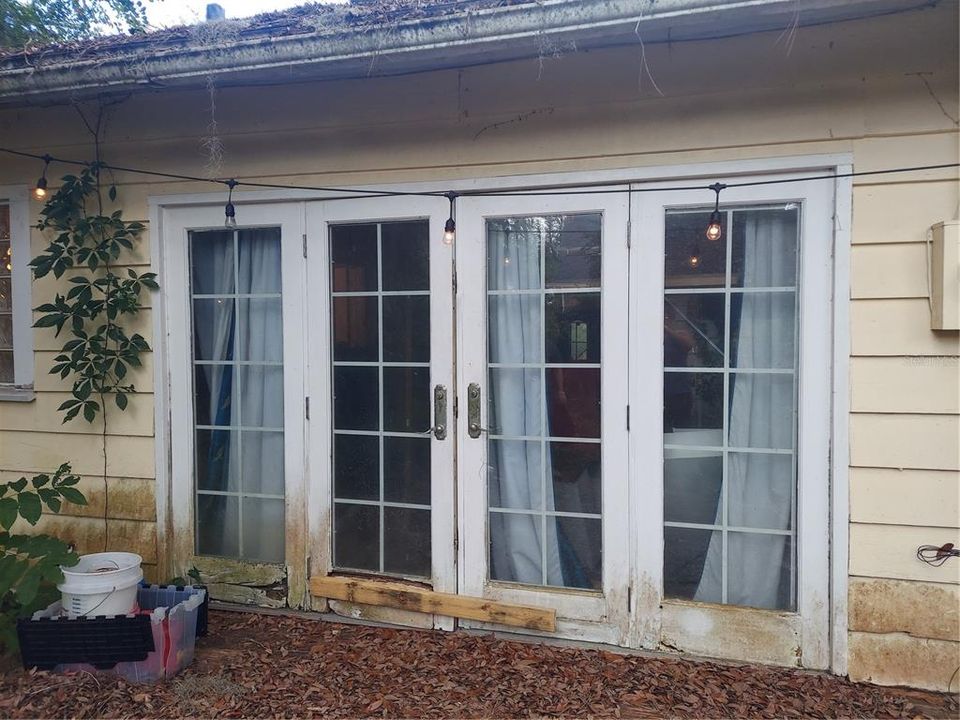 合同活跃: $200,000 (2 贝兹, 1 浴室, 1198 平方英尺)