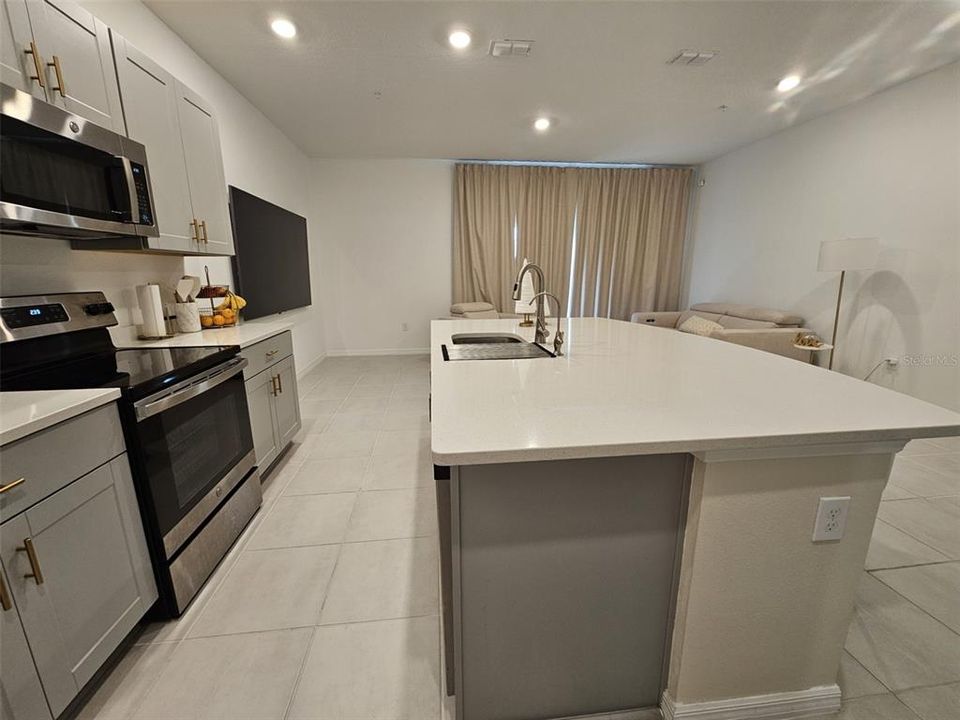 На продажу: $325,000 (3 спален, 2 ванн, 1370 Квадратных фут)