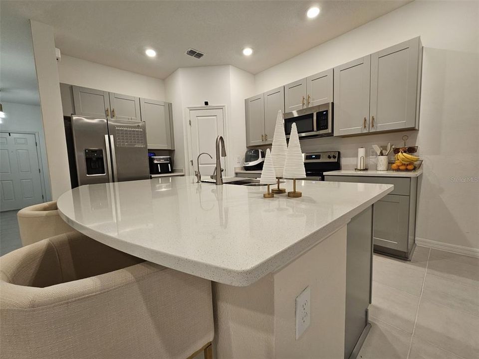 На продажу: $325,000 (3 спален, 2 ванн, 1370 Квадратных фут)