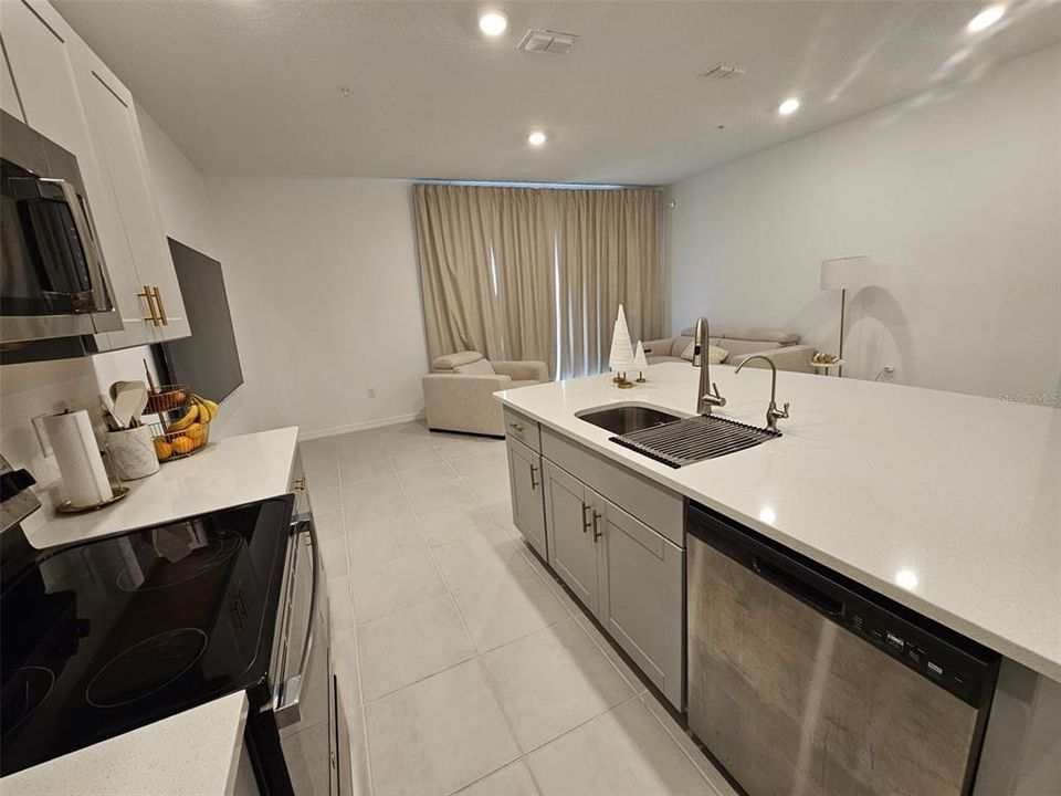 На продажу: $325,000 (3 спален, 2 ванн, 1370 Квадратных фут)