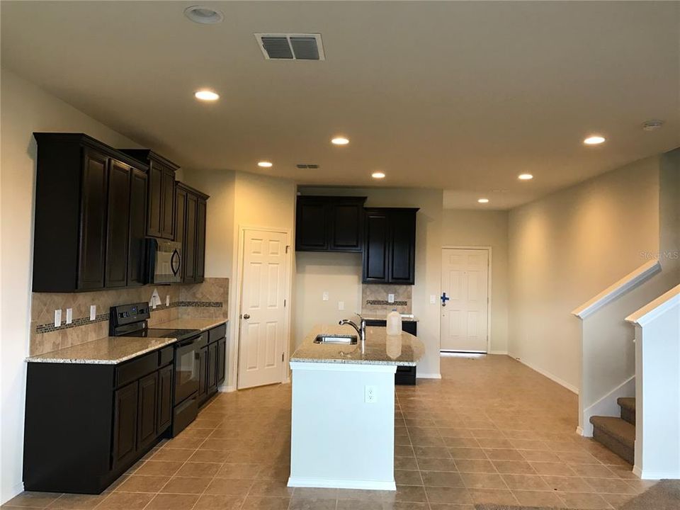 待售: $379,900 (4 贝兹, 2 浴室, 2612 平方英尺)