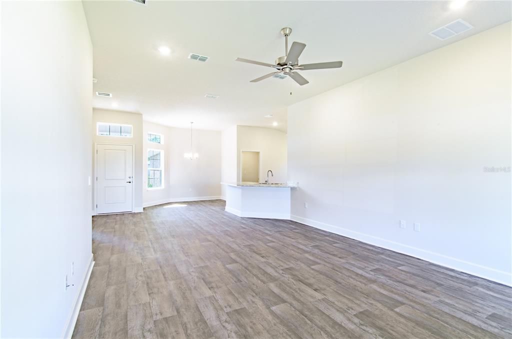 合同活跃: $332,800 (3 贝兹, 2 浴室, 1505 平方英尺)