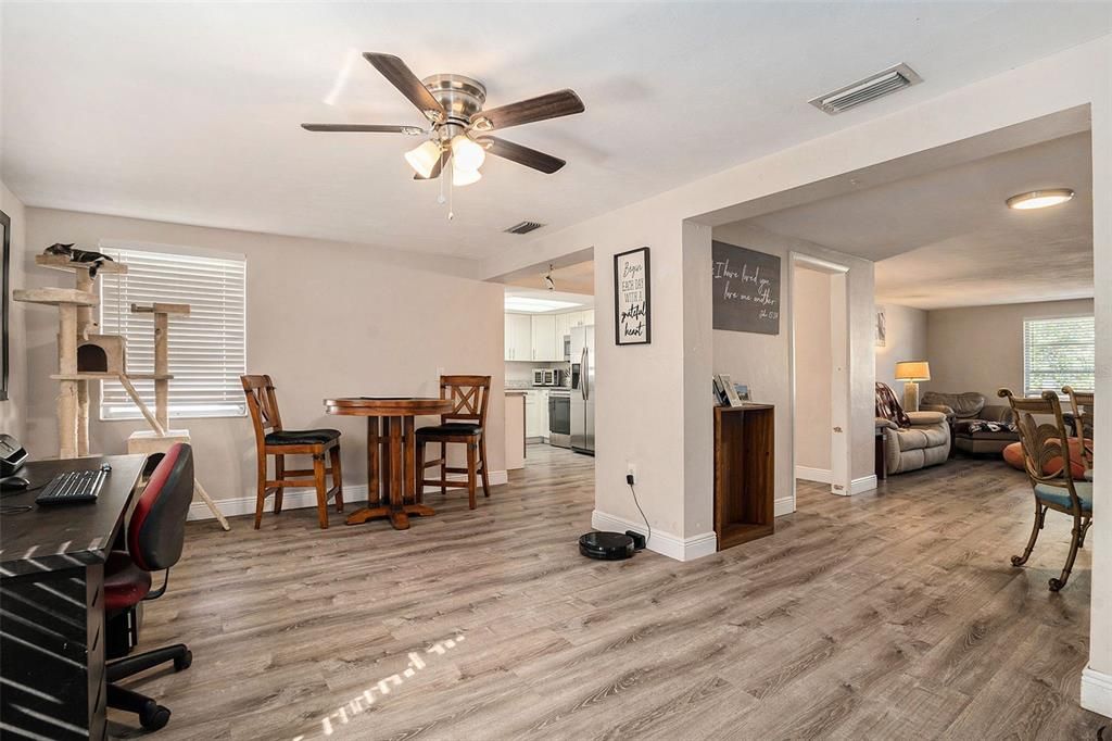 На продажу: $250,000 (2 спален, 2 ванн, 1408 Квадратных фут)