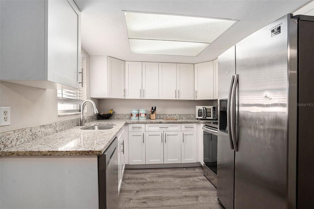 На продажу: $250,000 (2 спален, 2 ванн, 1408 Квадратных фут)