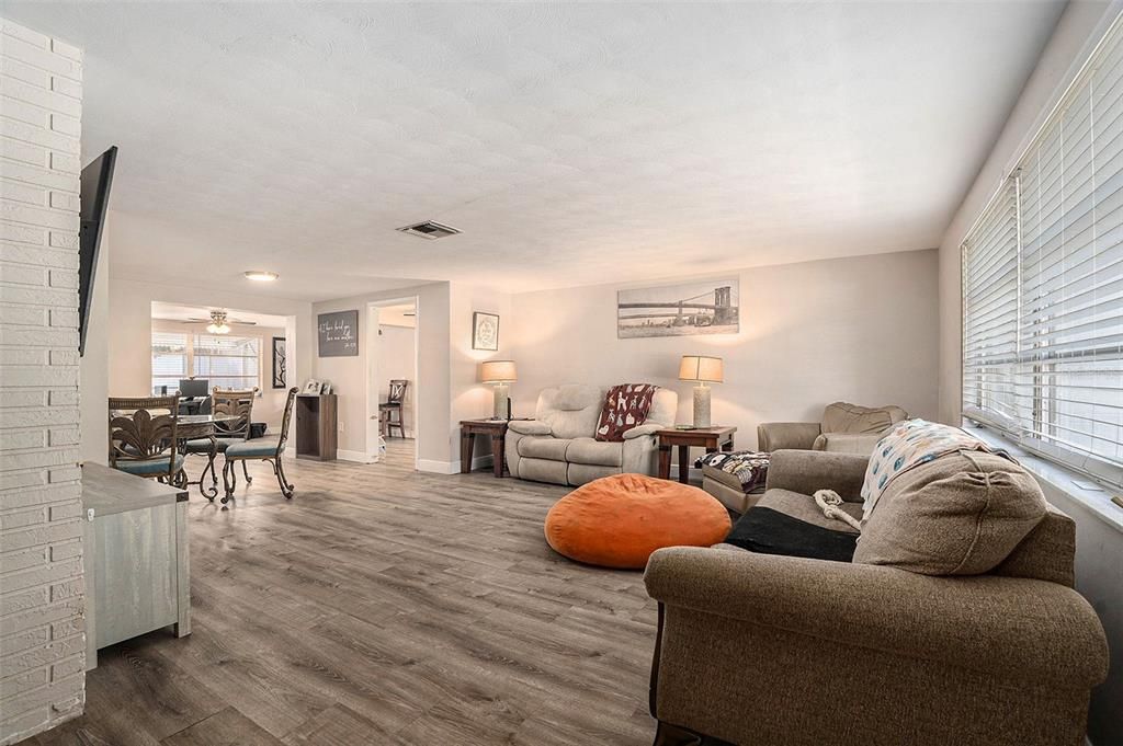 На продажу: $250,000 (2 спален, 2 ванн, 1408 Квадратных фут)