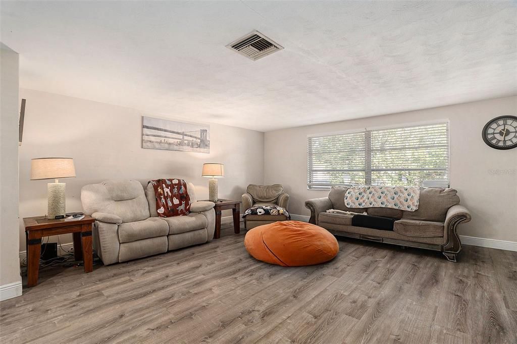 На продажу: $250,000 (2 спален, 2 ванн, 1408 Квадратных фут)