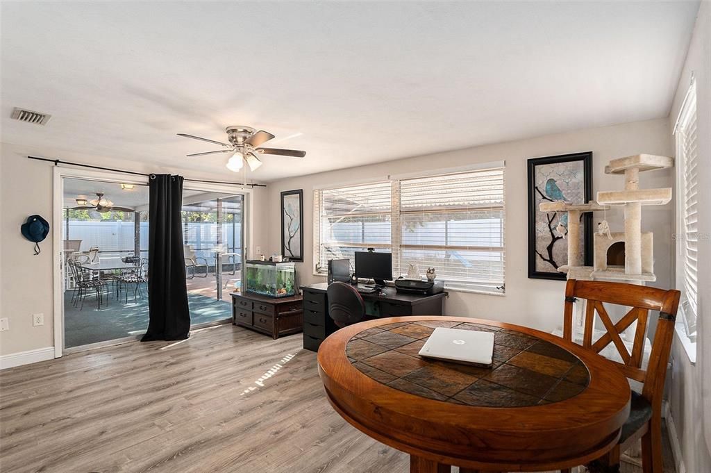 На продажу: $250,000 (2 спален, 2 ванн, 1408 Квадратных фут)