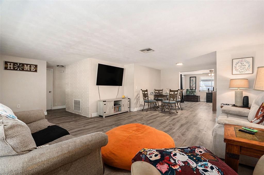 На продажу: $250,000 (2 спален, 2 ванн, 1408 Квадратных фут)