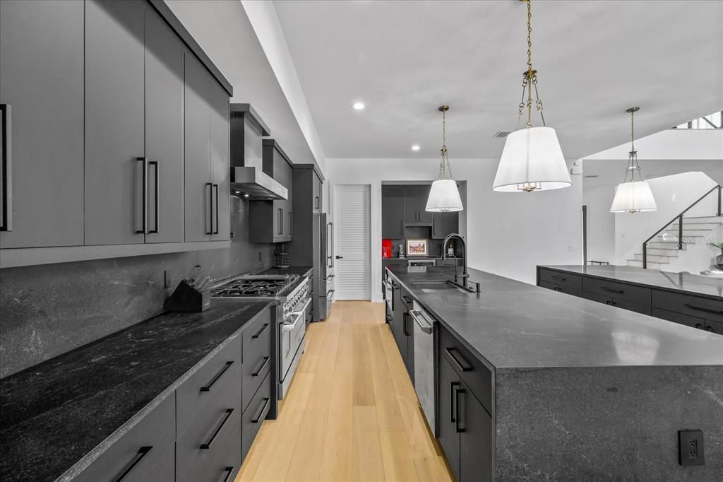 На продажу: $2,249,000 (4 спален, 4 ванн, 4190 Квадратных фут)