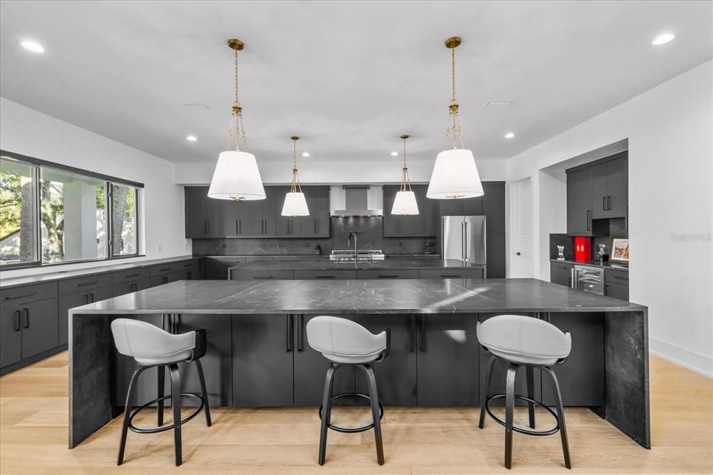 На продажу: $2,249,000 (4 спален, 4 ванн, 4190 Квадратных фут)