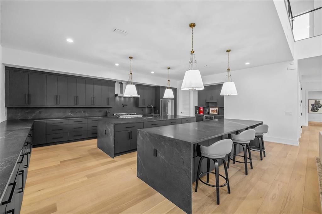 На продажу: $2,249,000 (4 спален, 4 ванн, 4190 Квадратных фут)