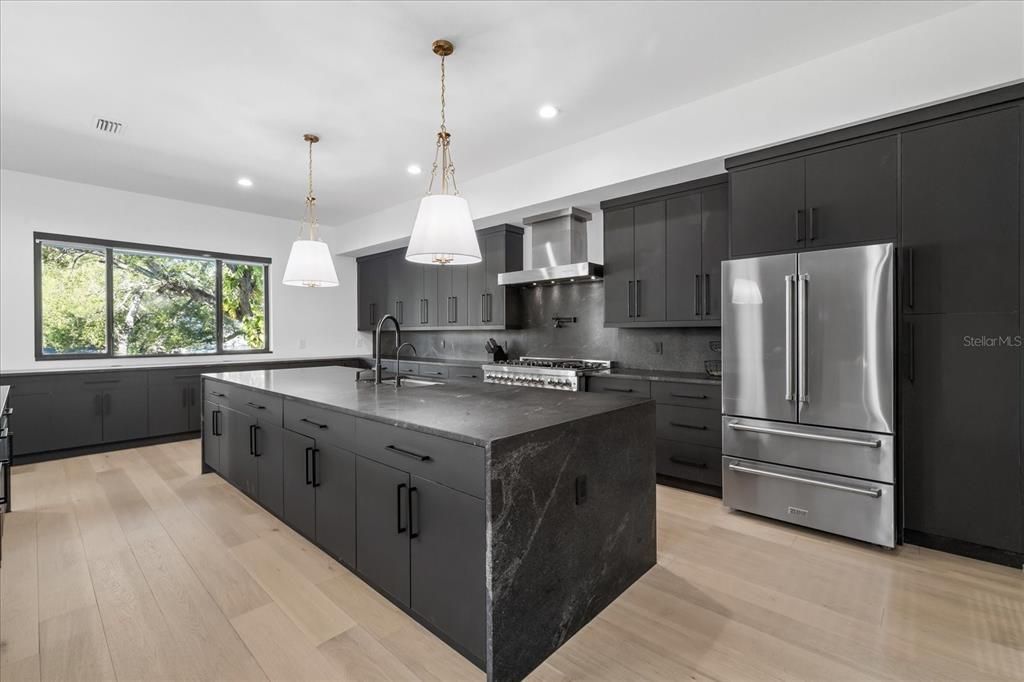 На продажу: $2,249,000 (4 спален, 4 ванн, 4190 Квадратных фут)