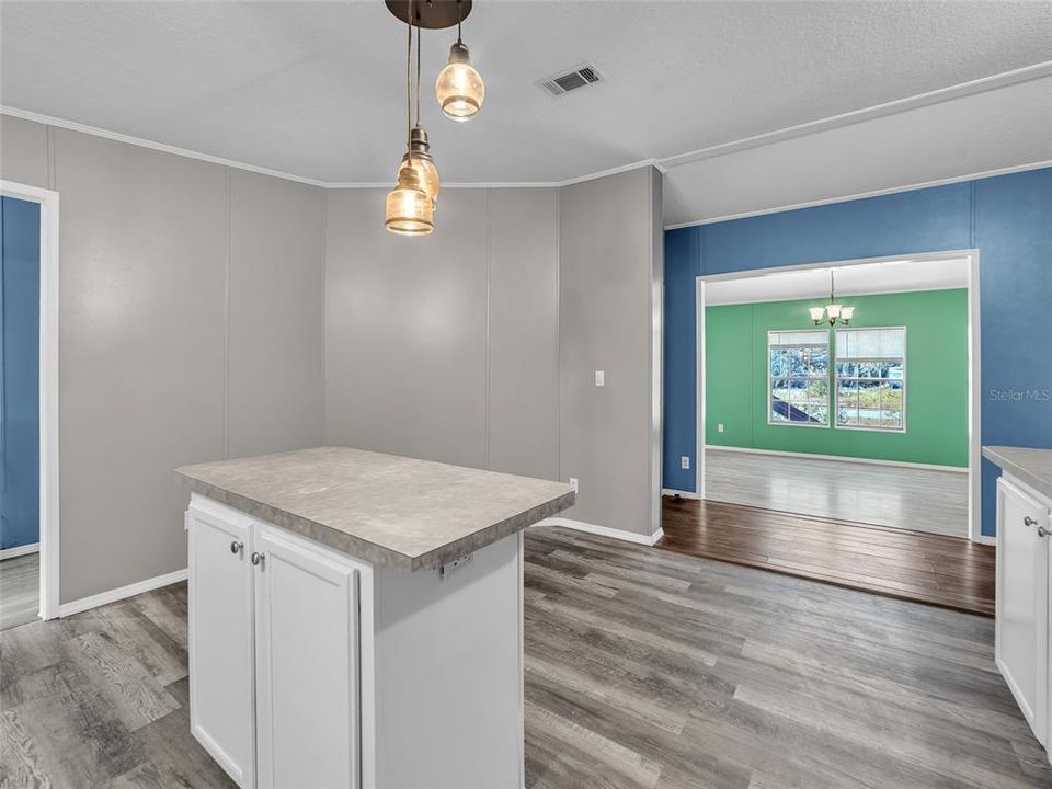 待售: $380,000 (4 贝兹, 2 浴室, 2356 平方英尺)