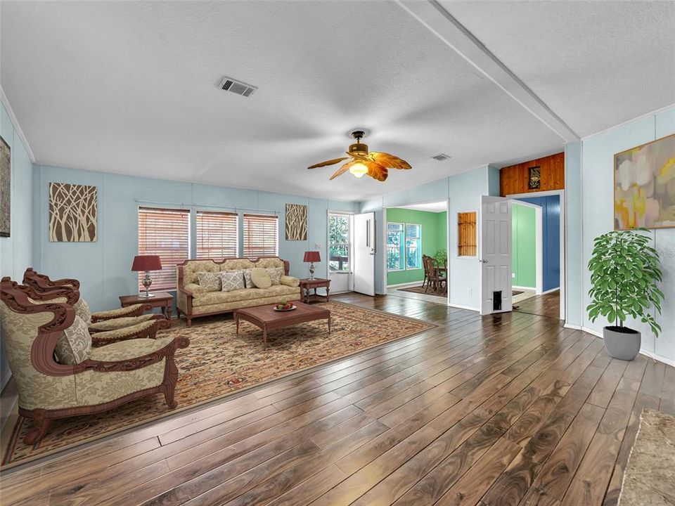 待售: $380,000 (4 贝兹, 2 浴室, 2356 平方英尺)