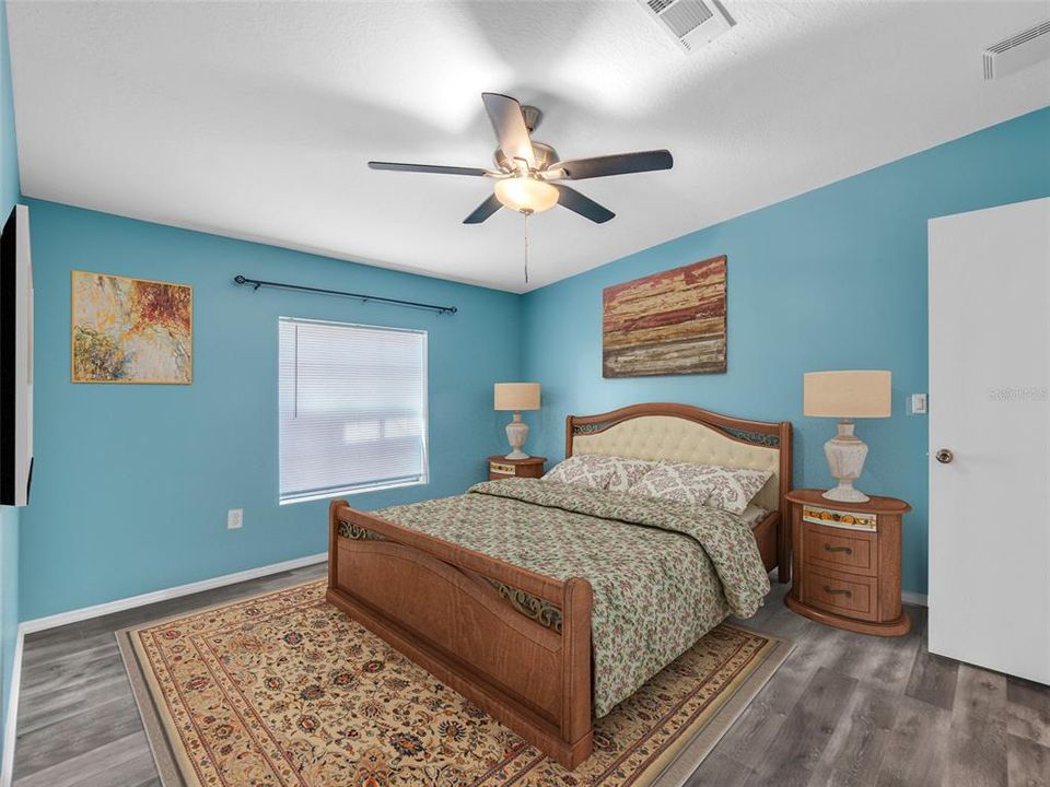 待售: $380,000 (4 贝兹, 2 浴室, 2356 平方英尺)