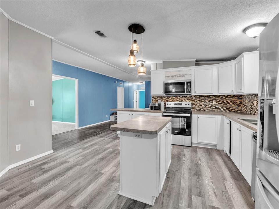 待售: $380,000 (4 贝兹, 2 浴室, 2356 平方英尺)