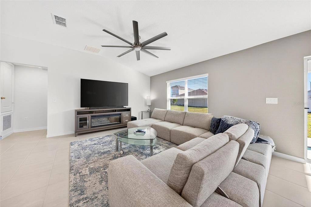 En Venta: $300,000 (3 camas, 2 baños, 1579 Pies cuadrados)