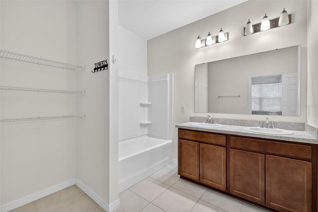 待售: $335,000 (4 贝兹, 2 浴室, 1696 平方英尺)