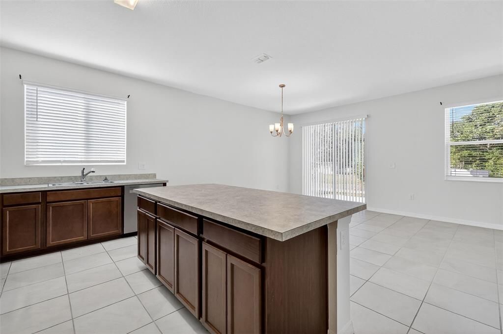 待售: $335,000 (4 贝兹, 2 浴室, 1696 平方英尺)