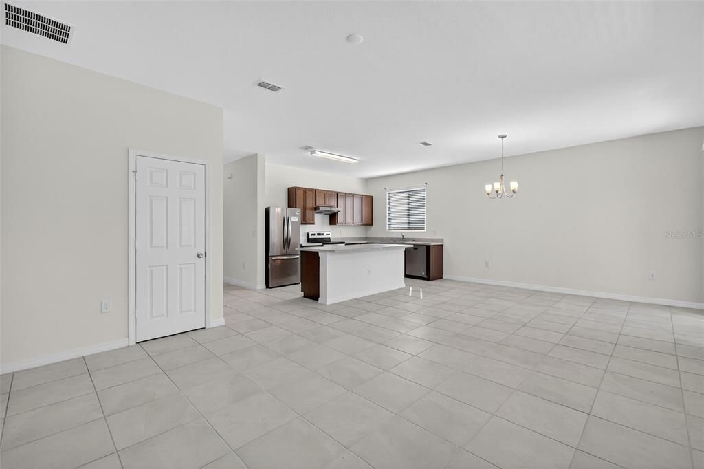 待售: $335,000 (4 贝兹, 2 浴室, 1696 平方英尺)