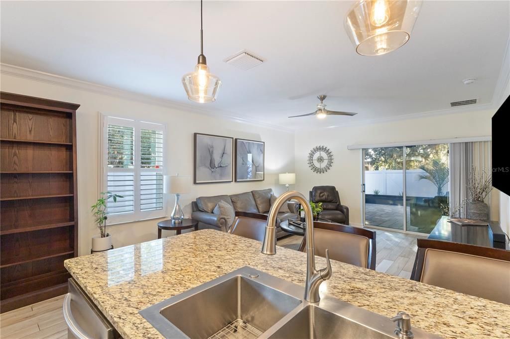 合同活跃: $359,900 (3 贝兹, 2 浴室, 1516 平方英尺)