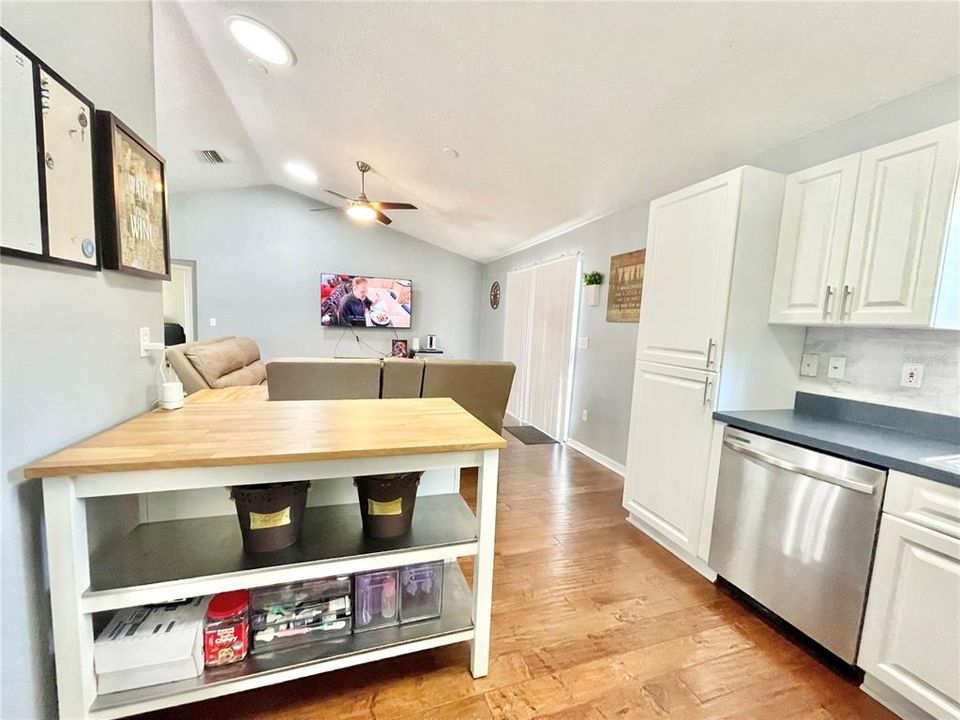 For Sale: $324,900 (3 beds, 2 baths, 1366 Square Feet)