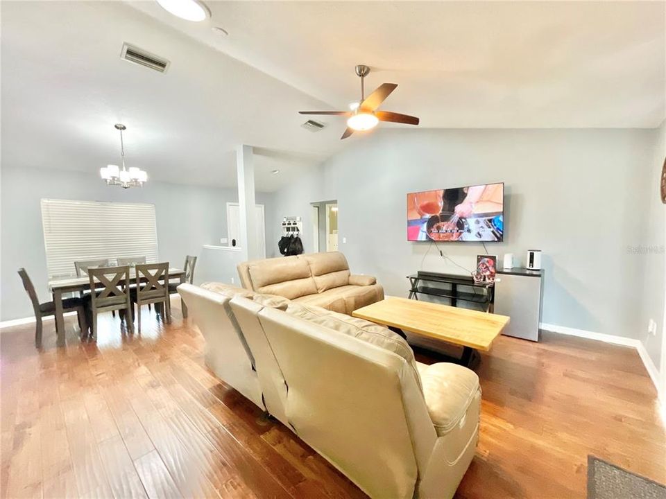 For Sale: $324,900 (3 beds, 2 baths, 1366 Square Feet)