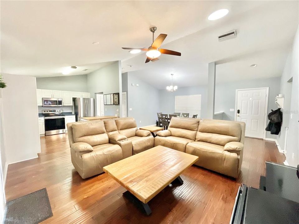 For Sale: $324,900 (3 beds, 2 baths, 1366 Square Feet)