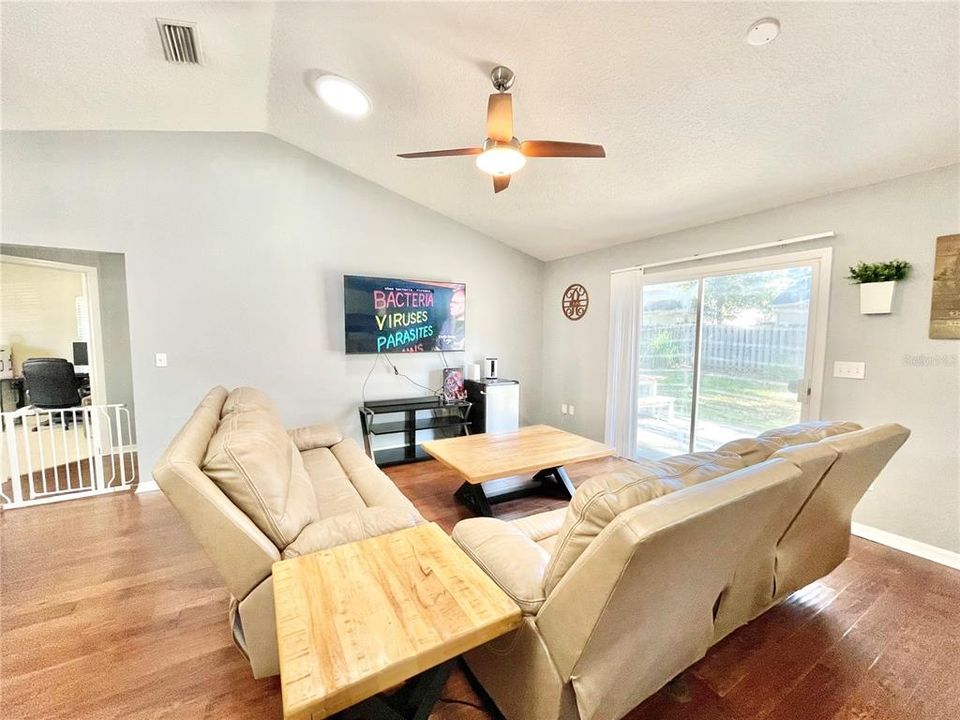 For Sale: $324,900 (3 beds, 2 baths, 1366 Square Feet)